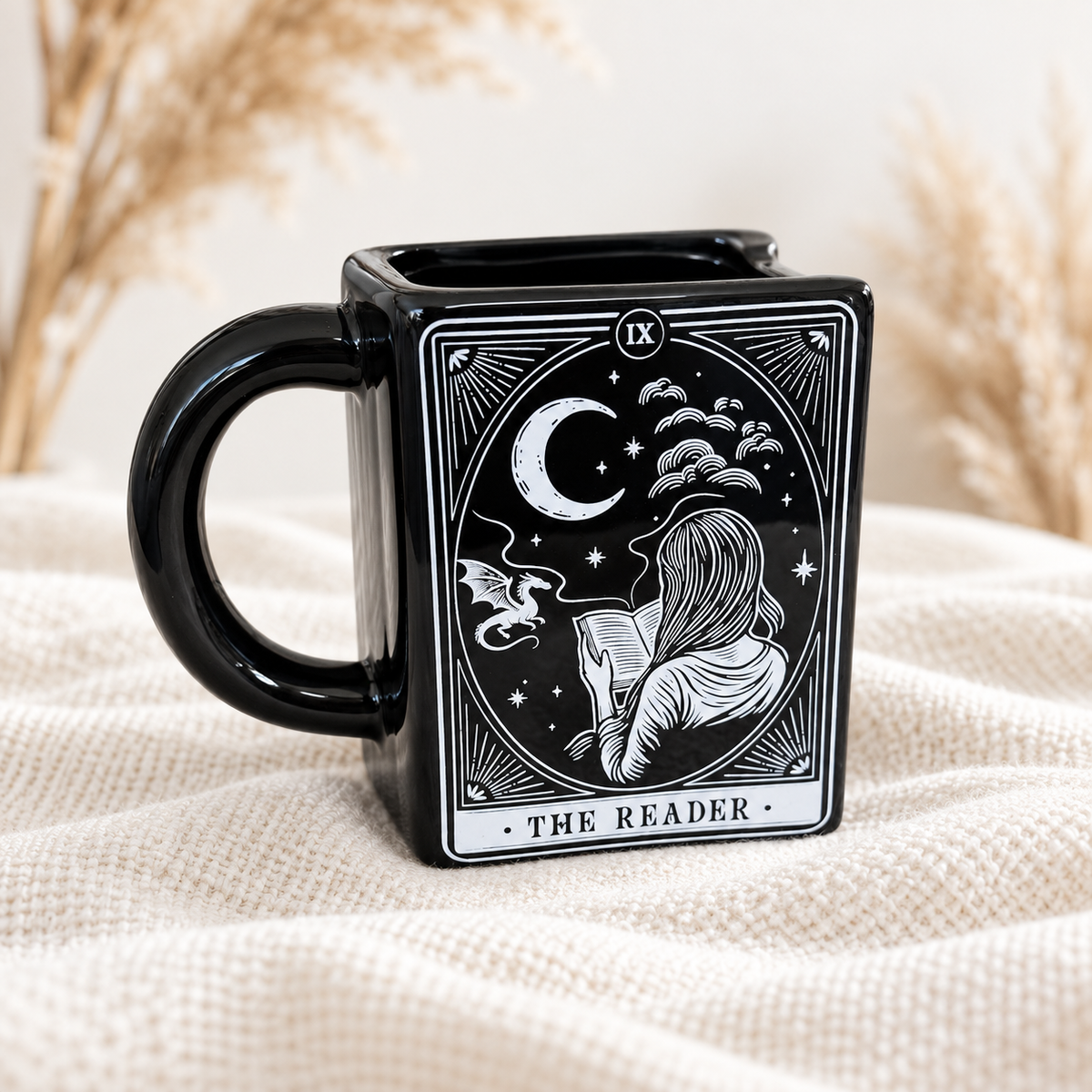 📚The Reader Tasse – Schwarze Tasse im Buchdesign