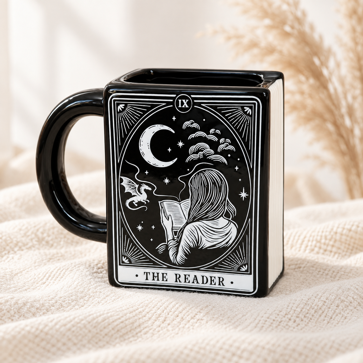 📚The Reader Tasse – Schwarze Tasse im Buchdesign