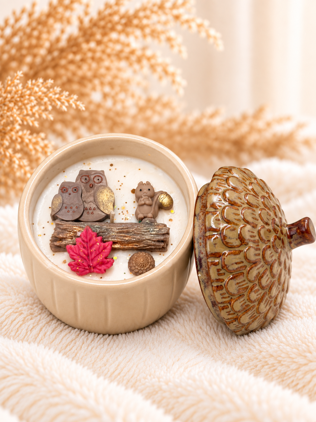 Geöffnete Cozy Owl Duftkerze im Eichelgefäß mit Eulen, Eichhörnchen und Herbstdekoration