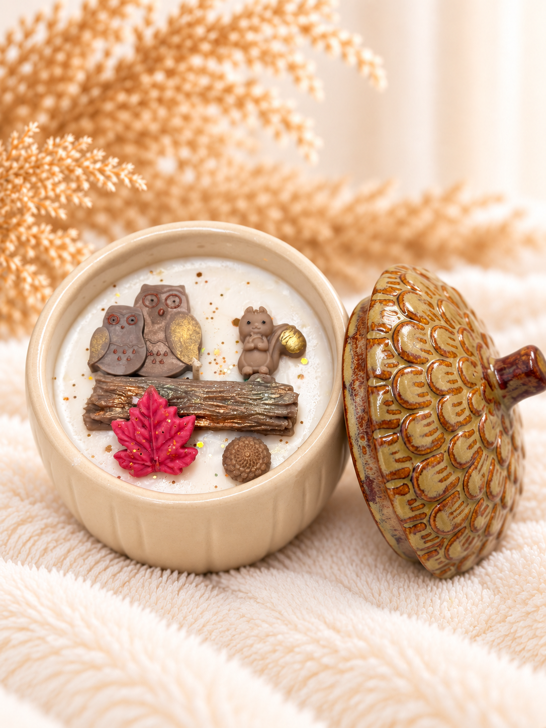 Cozy Owl Kerze mit Kastanie-Vanille-Duft und dekorativen Waldmotiven aus Wachs