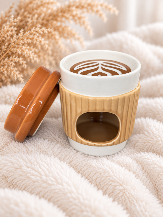 Duftlampe in Kaffeebecherform mit beigefarbener Rillenstruktur und karamellbraunem Deckel