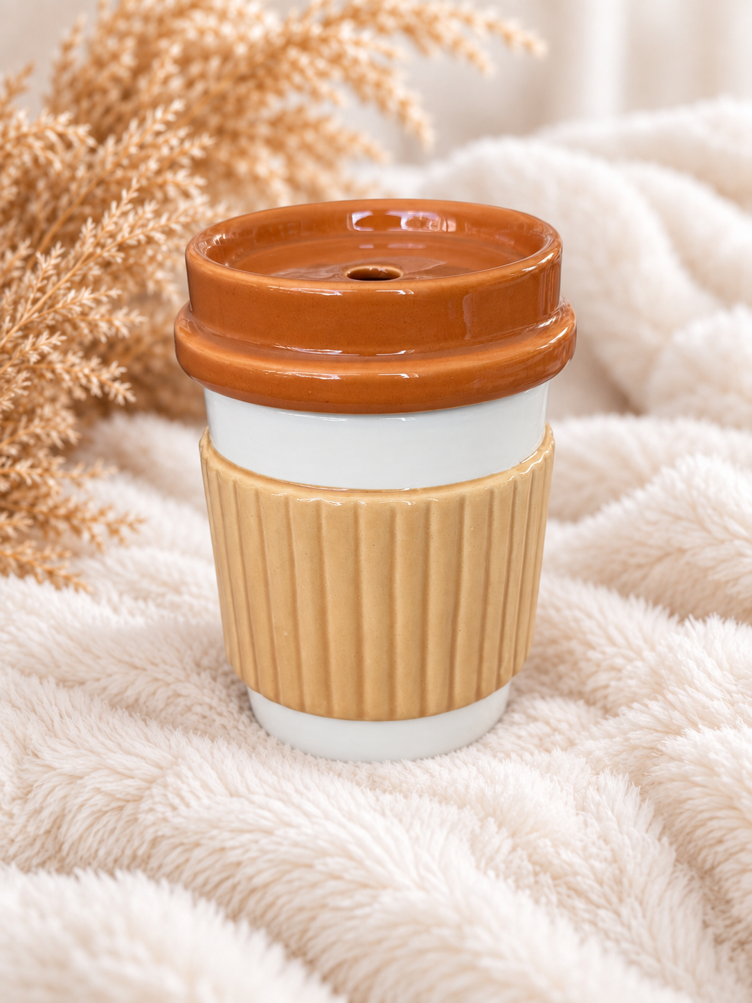 Geöffnete Duftlampe Kaffeetasse mit Teelichtöffnung und seitlich angelehntem Deckel