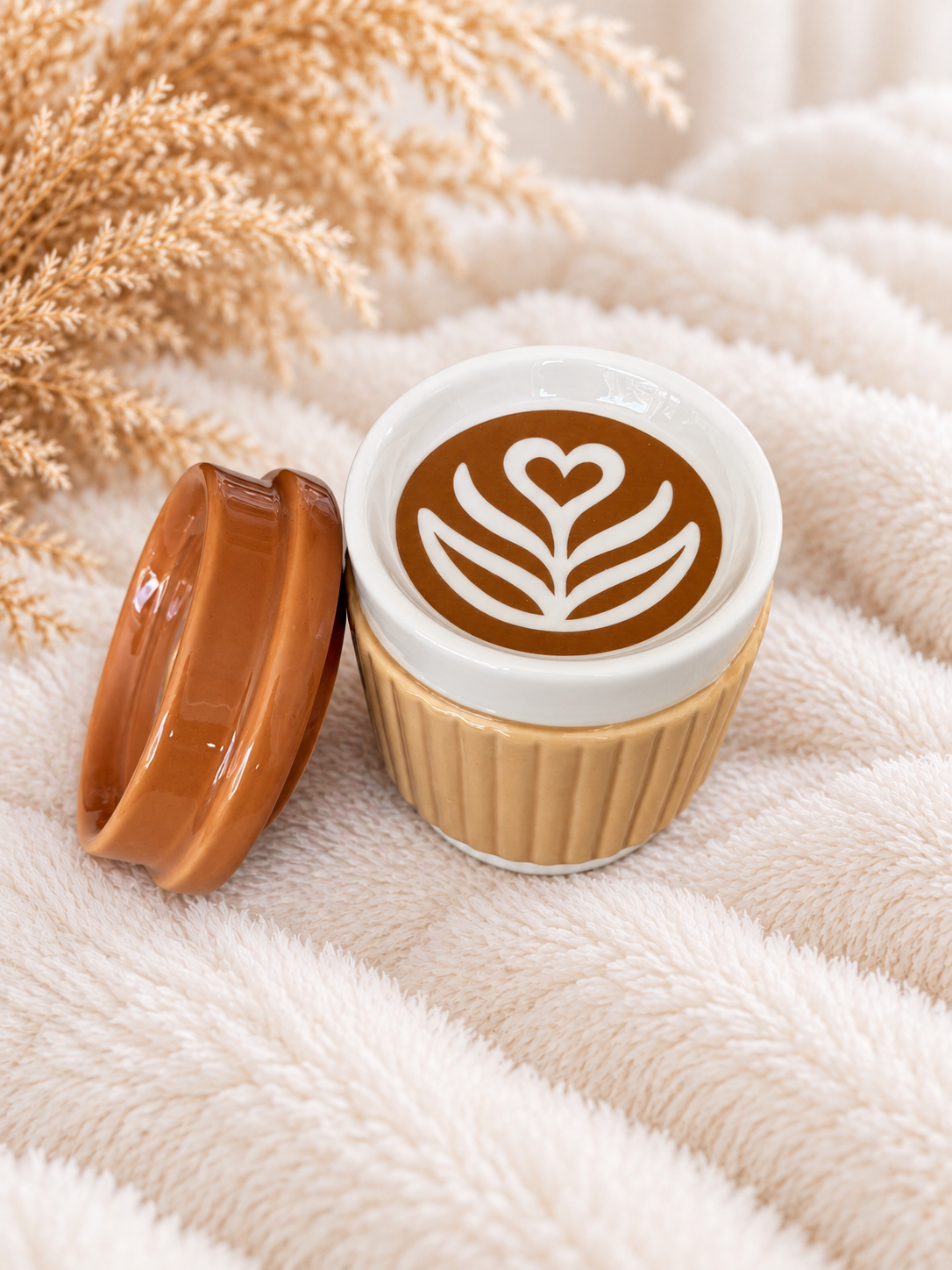 Duftlampe Kaffeetasse von schräg oben mit Latte-Art-Herz in der Wachsschale