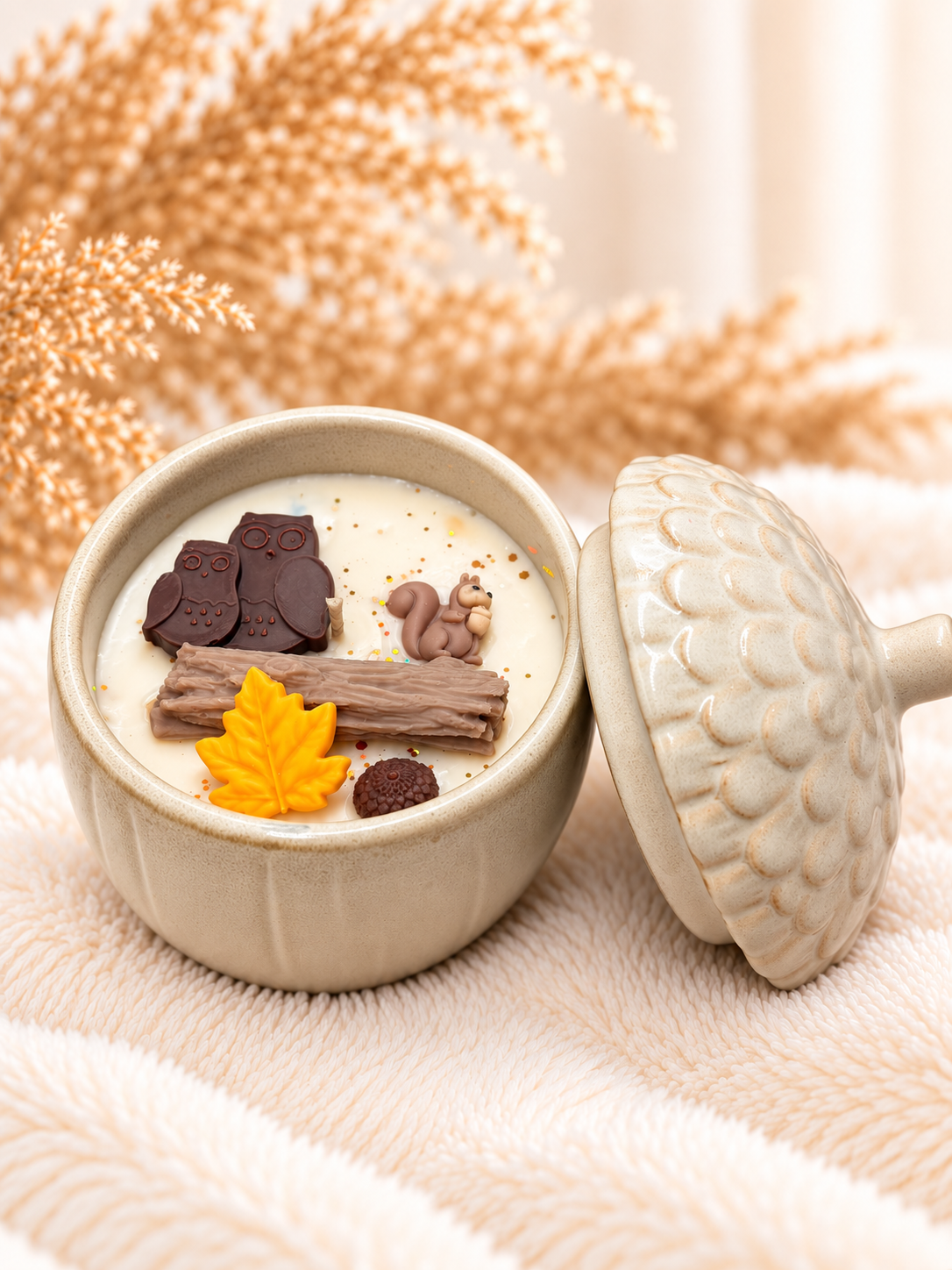 Eichel-Kerze mit Eulen, Eichhörnchen, Holzstamm und orangefarbenem Herbstblatt
