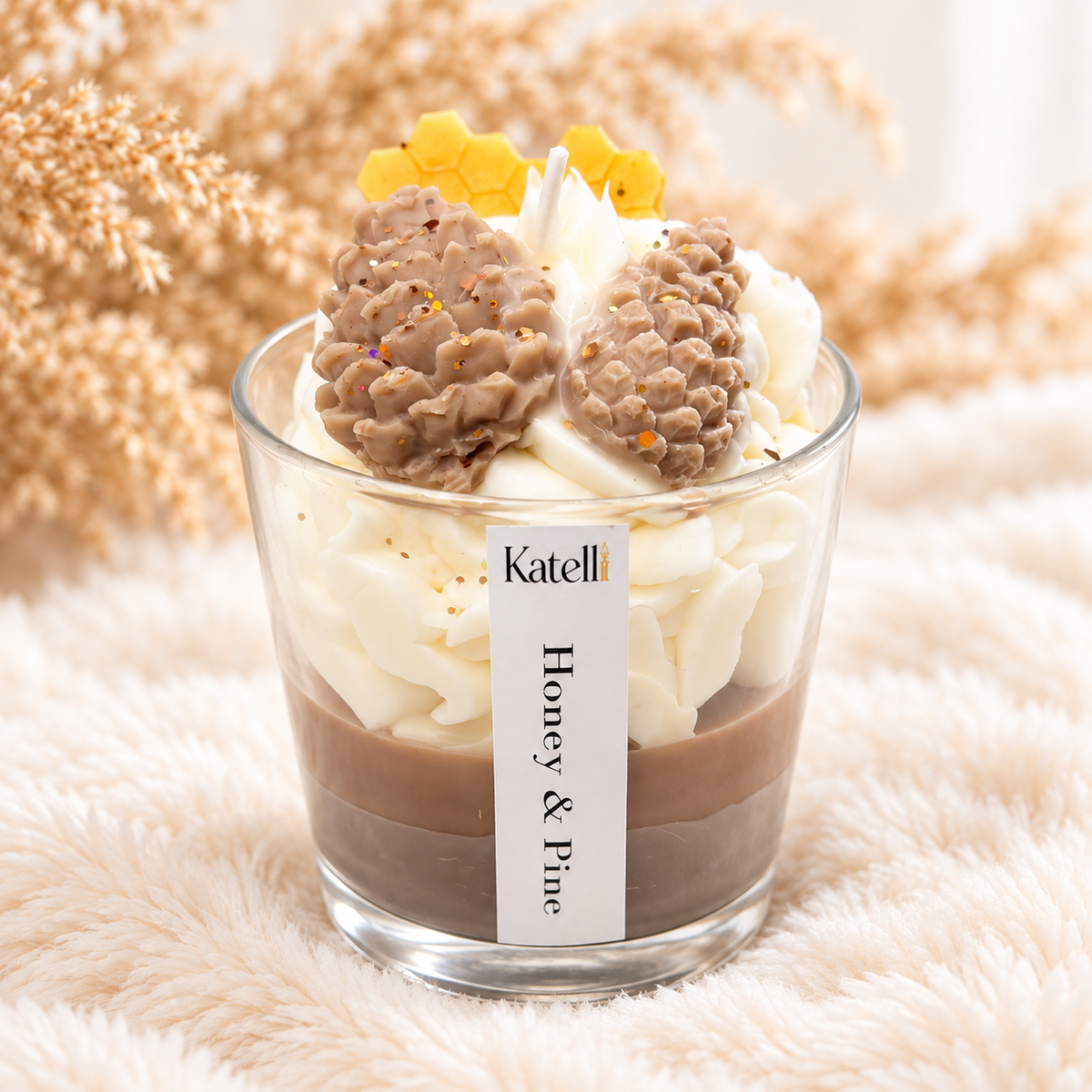 Honey & Pine Duftkerze von Katelli mit Tannenzapfen- und Honigduft, 230 ml