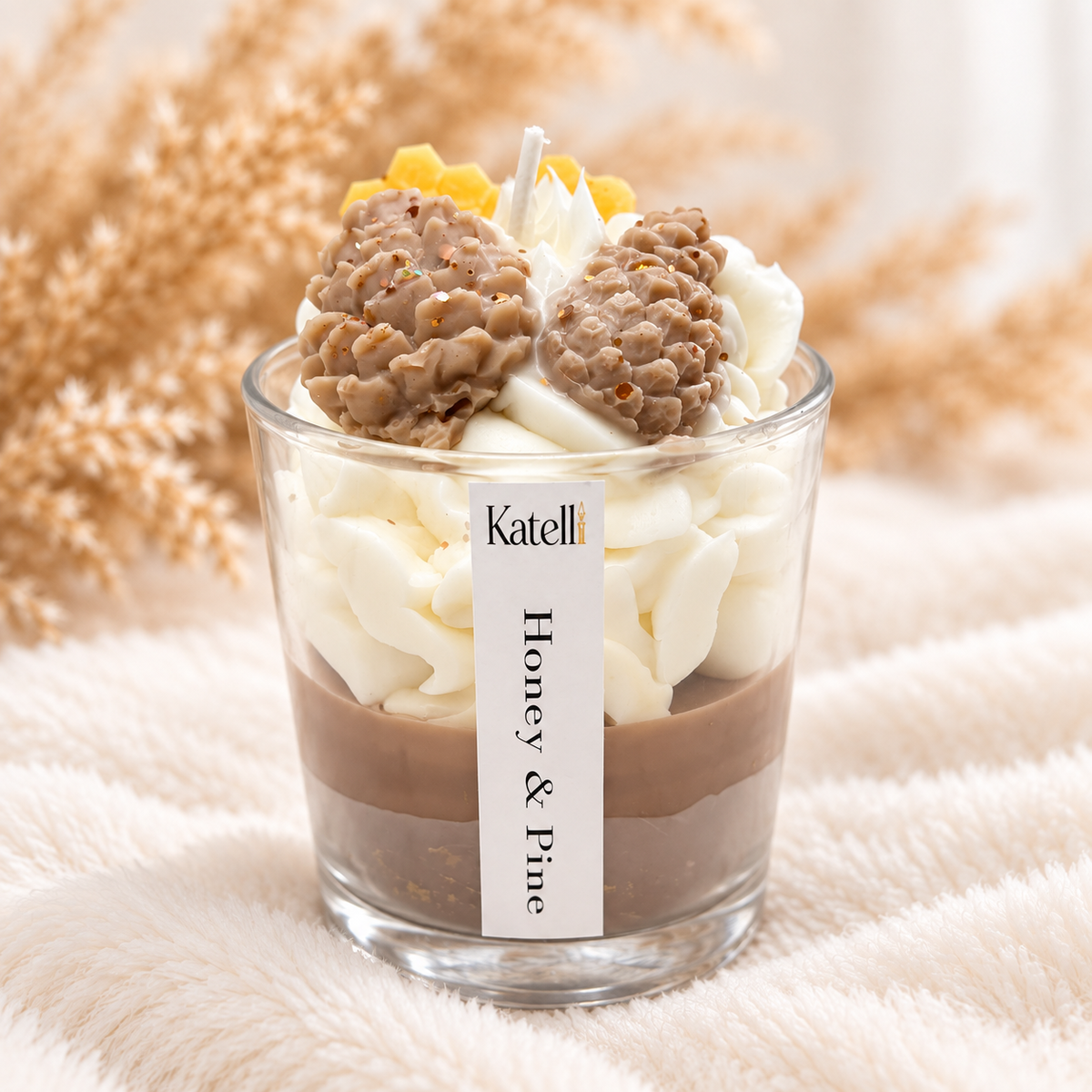 Dekorative Katelli Honey & Pine Kerze im Glas mit Tannenzapfen und Honigwabe