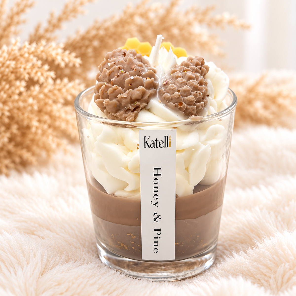 Honey & Pine Duftkerze mit cremefarbener Verzierung und geschichtetem Wachs