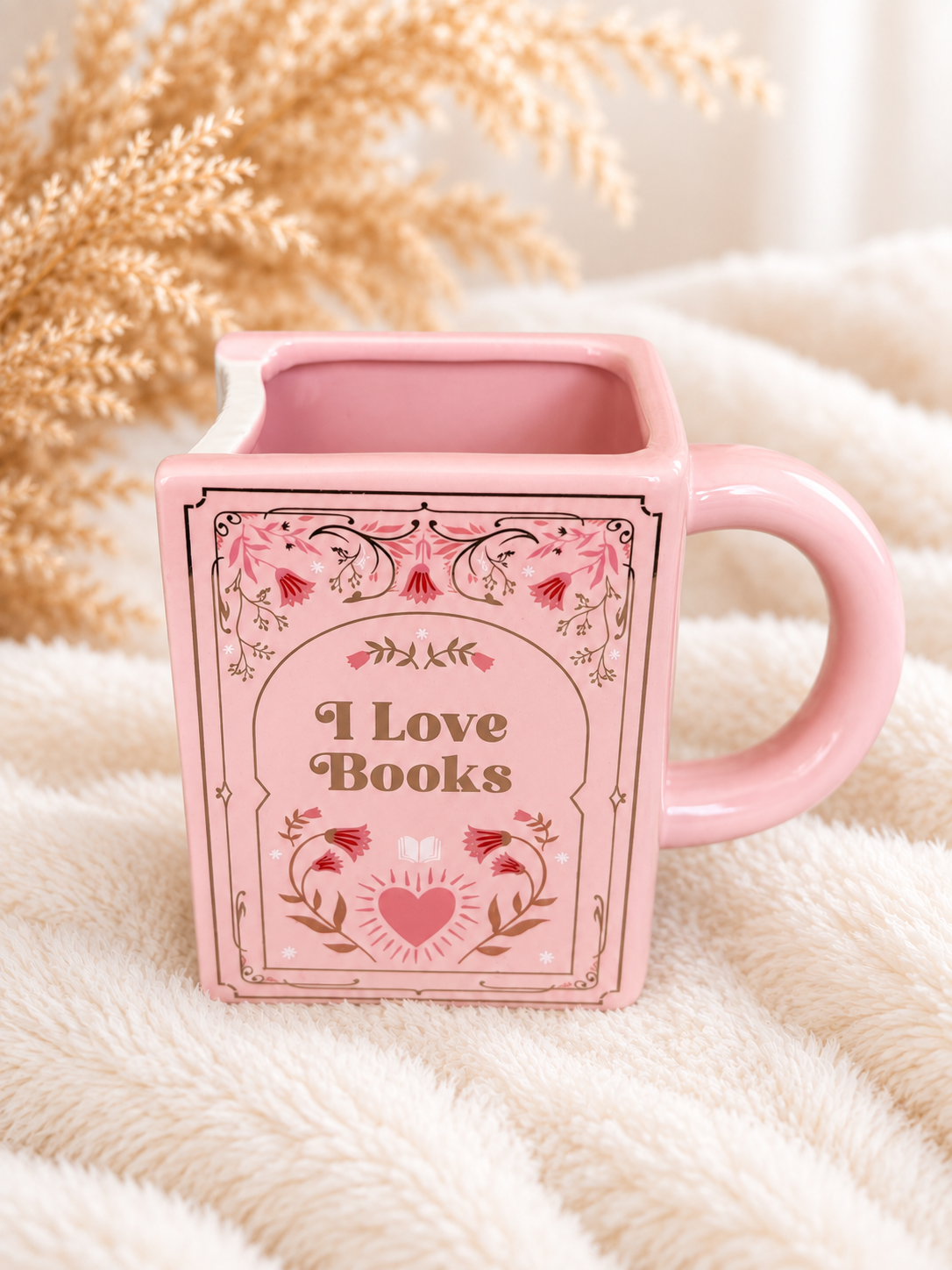 I Love Books Tasse von Katelli aus leicht erhöhter Perspektive mit sichtbarer rechteckiger Öffnung