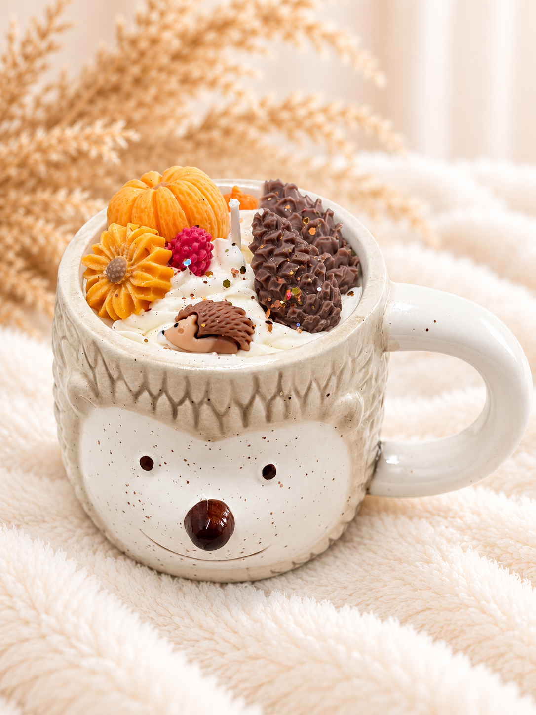 Igel-Tassenkerze von oben mit Tannenzapfen, Kürbissen, Blüte, Beere und kleinem Wachsigel