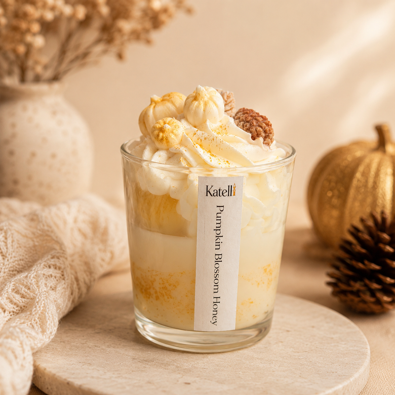 Pumpkin Blossom Honey Duftkerze von KATELLI 230 ml mit Kerzensahne und herbstlicher Kürbisdekoration