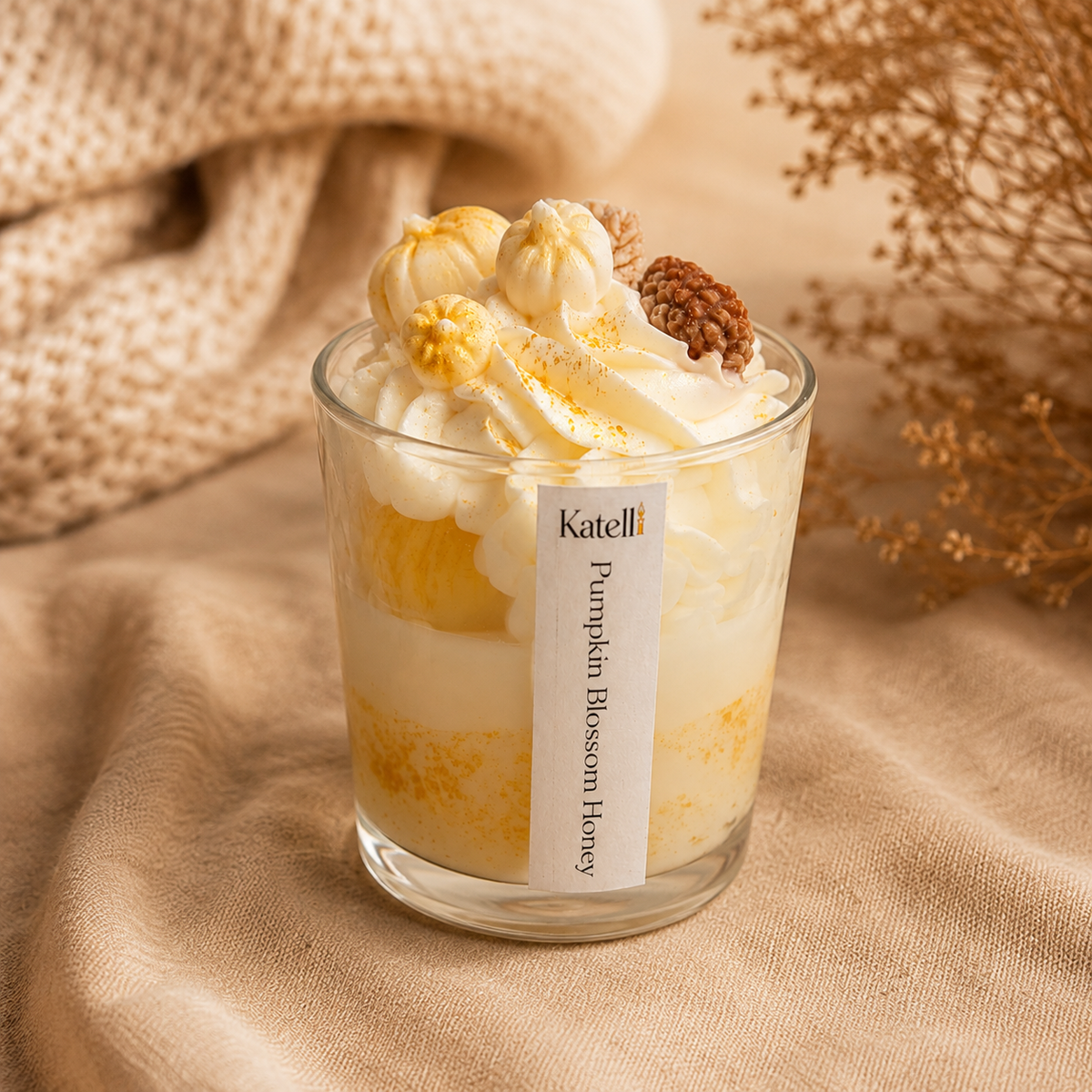 KATELLI Pumpkin Blossom Honey Duftkerze aus Sojawachs im Glas mit herbstlichen Wachselementen