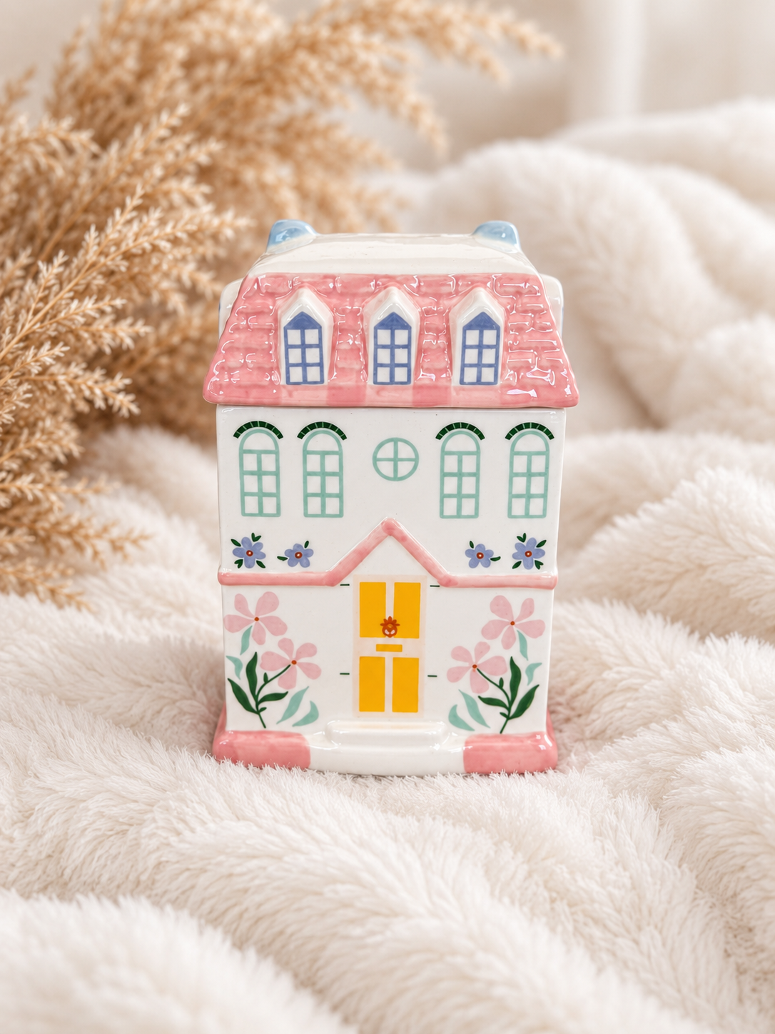 Pastell Haus Duftlampe mit rosa Dach, mintgrünen Fenstern, gelber Tür und Blumenmotiven