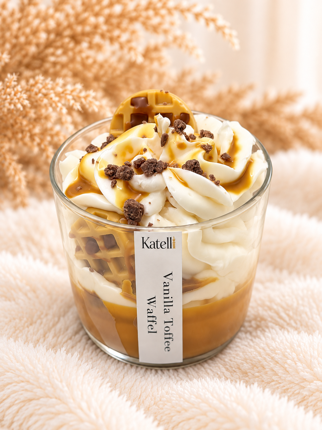 Katelli Vanilla Toffee Waffel Kerze mit Waffeldekoration und Toffee-Drizzle