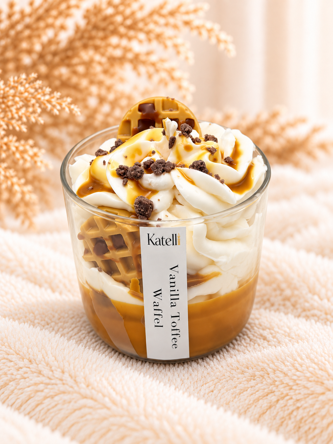 Dekorative Vanille-Toffee-Duftkerze mit weißem Duftwachs und Schokoladenstreuseln